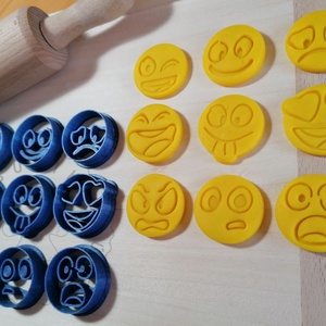 Smile Emoji 9 db - falatka méretű süteménykiszúró forma, sütipecsét. Sütikiszúró. Linzer, mézeskalács, keksz kiszúró - otthon & lakás - konyhafelszerelés, tálalás - sütés, főzés - sütikiszúró - Meska.hu