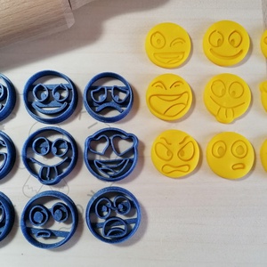Smile Emoji 9 db - falatka méretű süteménykiszúró forma, sütipecsét. Sütikiszúró. Linzer, mézeskalács, keksz kiszúró - otthon & életmód - konyhafelszerelés, tálalás - sütés, főzés - sütikiszúró - Meska.hu