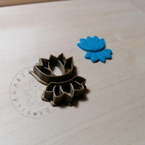 2 részes lótusz alakú süthető gyurma kiszúrók (2 db) - polymerclay, kiszúró, kellék - otthon & életmód - konyhafelszerelés, tálalás - sütés, főzés - sütikiszúró - Meska.hu