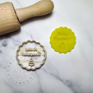 Boldog ünnekepeket feliratos, karácsonyfás - süteménykiszúró forma, sütipecsét. Linzer, mézeskalács, keksz kiszúró - otthon & életmód - konyhafelszerelés, tálalás - sütés, főzés - sütikiszúró - Meska.hu