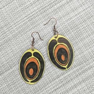 Tűzzománc fülbevaló magyar motívummal - sárga-fekete-narancs - ovál, Ékszer, Fülbevaló, Lógó fülbevaló, Tűzzománc, Ötvös, MESKA