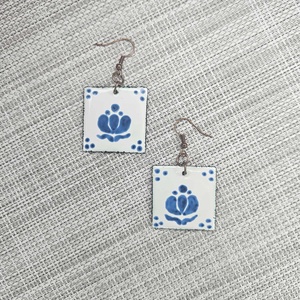 Tűzzománc fülbevaló magyar motívummal - fehér-kék - négyzetes - Meska.hu