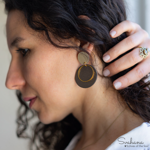 Svahana bőr kollekció - fülbevaló #1, Ékszer, Fülbevaló, Lógó fülbevaló, Bőrművesség, Ez az ékszer a Svahana Leather Kollekció darabja, amely a belső csendet és a tudatos női erőt képvi..., MESKA