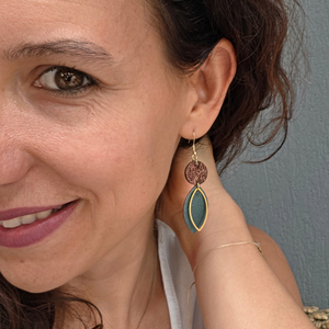 ADITI bőr fülbevaló - barna / petrolzöld - ékszer - fülbevaló - lógó fülbevaló - Meska.hu