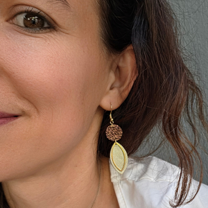 ADITI bőr fülbevaló - vajszín / púderes korall - ékszer - fülbevaló - lógó fülbevaló - Meska.hu