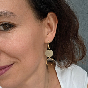 PREMA bőr fülbevaló - vajszín / púderes korall - ékszer - fülbevaló - lógó fülbevaló - Meska.hu