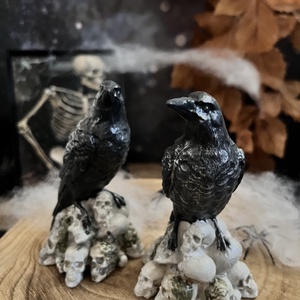 Varjú koponyákon - kellékek & szerszámok - díszíthető tárgyak - kerámia - Meska.hu Varjú koponyákon - kellékek & szerszámok - díszíthető tárgyak - kerámia - Meska.hu