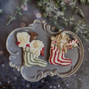 Karácsonyi zoknik cicával és kutyával - kellékek & szerszámok - díszíthető tárgyak - kerámia - Meska.hu