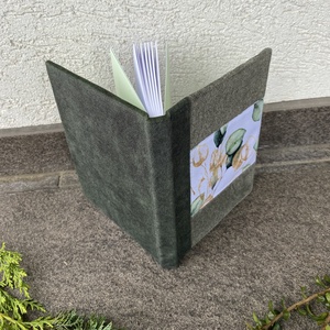 Kétféle zöld, leveles mintás, varrott, nagyon puha szövet borítású A5-ös notesz - otthon & életmód - papír, írószer - jegyzetfüzet & napló - Meska.hu