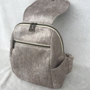 Rejtett cippzáros! - Homokszínű puha hátitáska - táska & tok - hátizsák - hátizsák - Meska.hu