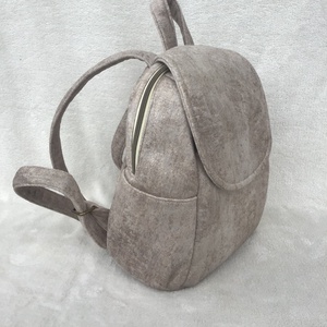 Rejtett cippzáros! - Homokszínű puha hátitáska - táska & tok - hátizsák - hátizsák - Meska.hu