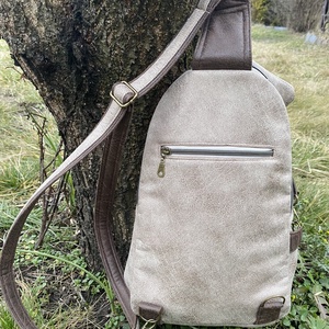 Variálható ferdepántos hátitáska, bőrhatású anyagból - táska & tok - hátizsák - hátizsák - Meska.hu