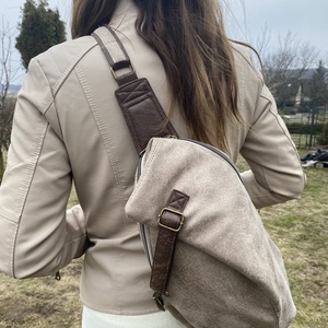 Variálható ferdepántos hátitáska, bőrhatású anyagból - táska & tok - hátizsák - hátizsák - Meska.hu