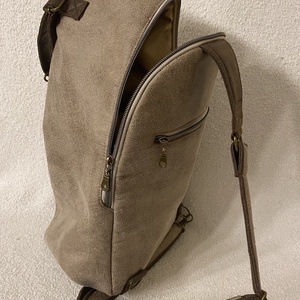 Variálható ferdepántos hátitáska, bőrhatású anyagból - táska & tok - hátizsák - hátizsák - Meska.hu