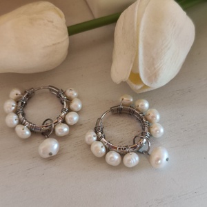 Egyedi, nemesacél fülbevaló, tenyésztett gyöngyökkel! - ékszer - fülbevaló - karika fülbevaló - Meska.hu