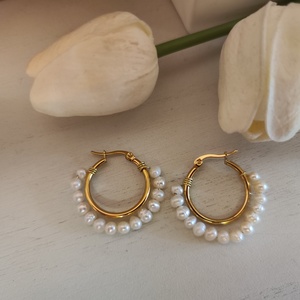 Különleges nemesacél fülbevaló, tenyésztett gyöngyökkel! - ékszer - fülbevaló - karika fülbevaló - Meska.hu