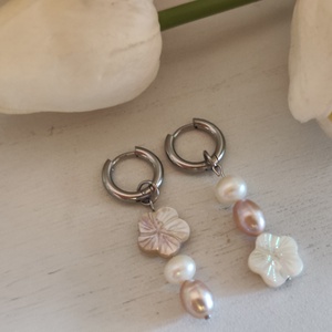 Egyedi, aszimmetrikus nemesacél, tenyésztett gyöngy fülbevaló! - ékszer - fülbevaló - lógó fülbevaló - Meska.hu