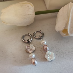 Egyedi, aszimmetrikus nemesacél, tenyésztett gyöngy fülbevaló! - ékszer - fülbevaló - lógó fülbevaló - Meska.hu