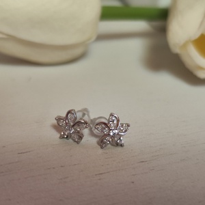 Egyedi S925 ezüst virágos fülbevaló tenyésztett gyönggyel! - ékszer - fülbevaló - lógós kerek fülbevaló - Meska.hu