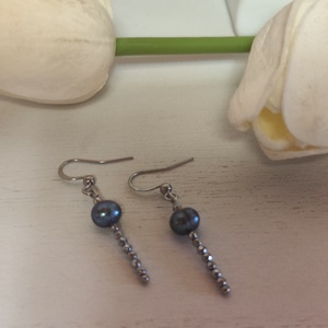 Tenyésztett gyöngy- hematit fülbevaló! - ékszer - fülbevaló - lógó fülbevaló - Meska.hu