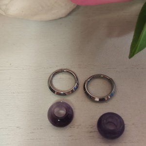 Titán hipoallergén fülbevaló, ametiszt gyönggyel! - ékszer - fülbevaló - lógós kerek fülbevaló - Meska.hu