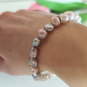 Édesvízi tenyésztett gyöngy, elegáns karkötő!, Ékszer, Karkötő, Ásványkarkötő, Ékszerkészítés, Gyöngyfűzés, gyöngyhímzés, Finom csillogás a csuklódon – három árnyalat, végtelen elegancia! ????
Ez a prémium édesvízi tenyés..., MESKA