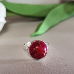 Nemesacél állítható cabochon gyűrű vörös jáspis kővel � 12 mm - ékszer - gyűrű - gyöngyös gyűrű - Meska.hu