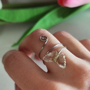 Egyedi, ezüstös csillogású pillangó gyűrű � átlátszó akril medállal! - ékszer - gyűrű - statement gyűrű - Meska.hu