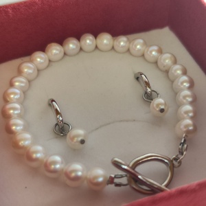 Elegáns gyöngyszett: S925 ezüst fülbevaló + karkötő � lágy fényű álom! - mágneses díszcsomagolásban! - ékszer - ékszerszett - Meska.hu