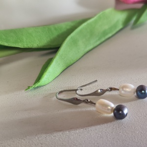 Elegáns édesvízi gyöngy fülbevaló � nemesacél alap, örök klasszikus!  - ékszer - fülbevaló - lógós kerek fülbevaló - Meska.hu