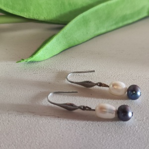 Elegáns édesvízi gyöngy fülbevaló � nemesacél alap, örök klasszikus!  - ékszer - fülbevaló - lógós kerek fülbevaló - Meska.hu