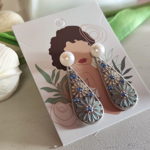 Klasszikus fehér gyöngy fülbevaló kék virág medállal - elegáns ajándék! - ékszer - fülbevaló - lógó csepp fülbevaló - Meska.hu