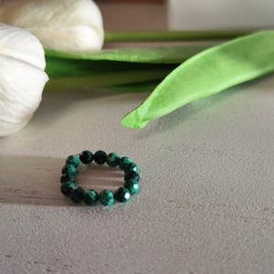 Malachit ék alakú fazettált gyöngy gyűrű 4mm - zöld energia! - ékszer - gyűrű - gyöngyös gyűrű - Meska.hu