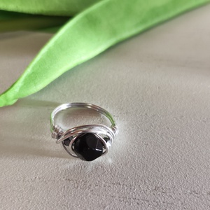 Csillagfény gyűrű - Kézzel hajlított alumínium drót, fekete ónix -hematit. - ékszer - gyűrű - gyöngyös gyűrű - Meska.hu