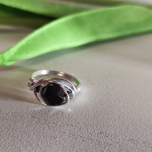 Csillagfény gyűrű - Kézzel hajlított alumínium drót, fekete ónix -hematit. - ékszer - gyűrű - gyöngyös gyűrű - Meska.hu