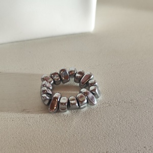 Egyedi szabálytalan hematit gumis gyűrű � unisex - ékszer - gyűrű - gyöngyös gyűrű - Meska.hu