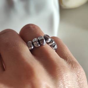 Egyedi szabálytalan hematit gumis gyűrű � unisex - ékszer - gyűrű - gyöngyös gyűrű - Meska.hu