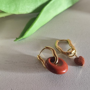 Aszimmetrikus nemesacél fülbevaló AAA vörös jáspis szív gyönggyel � bepattintós, levehető medállal! - Meska.hu