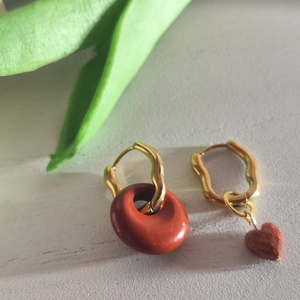 Aszimmetrikus nemesacél fülbevaló AAA vörös jáspis szív gyönggyel � bepattintós, levehető medállal! - ékszer - fülbevaló - lógó fülbevaló - Meska.hu