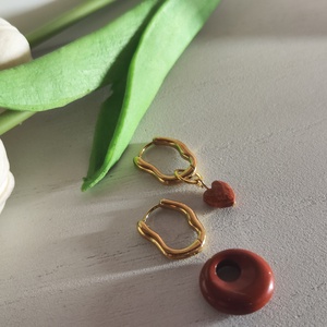 Aszimmetrikus nemesacél fülbevaló AAA vörös jáspis szív gyönggyel � bepattintós, levehető medállal! - ékszer - fülbevaló - lógó fülbevaló - Meska.hu