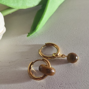 Aszimmetrikus aranyfényű nemesacél karika fülbevaló tigrisszem gyöngyökkel � Egyedi elegancia meleg színtípusúaknak! - Meska.hu