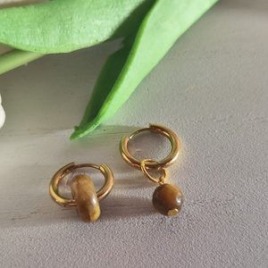 Aszimmetrikus aranyfényű nemesacél karika fülbevaló tigrisszem gyöngyökkel � Egyedi elegancia meleg színtípusúaknak! - ékszer - fülbevaló - lógó fülbevaló - Meska.hu