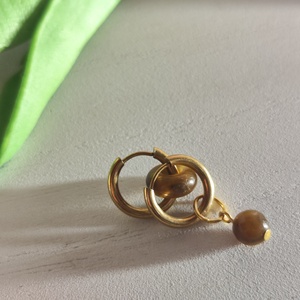 Aszimmetrikus aranyfényű nemesacél karika fülbevaló tigrisszem gyöngyökkel � Egyedi elegancia meleg színtípusúaknak! - ékszer - fülbevaló - lógó fülbevaló - Meska.hu