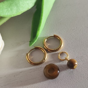 Aszimmetrikus aranyfényű nemesacél karika fülbevaló tigrisszem gyöngyökkel � Egyedi elegancia meleg színtípusúaknak! - ékszer - fülbevaló - lógó fülbevaló - Meska.hu