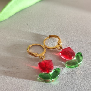Cuki üveggyöngy piros tulipános fülbevaló � biztonsági kapcsos, arany nemesacél alap!  - ékszer - fülbevaló - lógó fülbevaló - Meska.hu
