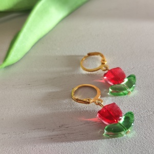 Cuki üveggyöngy piros tulipános fülbevaló � biztonsági kapcsos, arany nemesacél alap!  - ékszer - fülbevaló - lógó fülbevaló - Meska.hu