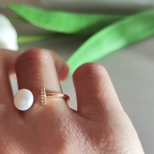 Elegáns 18K arany bevonatú gyűrű cirkóniával és édesvízi gyönggyel! - ékszer - gyűrű - gyöngyös gyűrű - Meska.hu