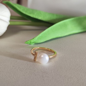 Elegáns 18K arany bevonatú gyűrű cirkóniával és édesvízi gyönggyel! - ékszer - gyűrű - gyöngyös gyűrű - Meska.hu