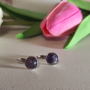 Kislány ametiszt cabochon fülbevaló 8 mm-es nemesacél alappal � Tündéri lila csillogás! - ékszer - fülbevaló - lógós kerek fülbevaló - Meska.hu
