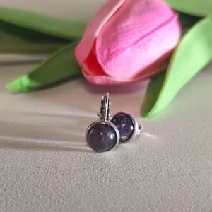 Kislány ametiszt cabochon fülbevaló 8 mm-es nemesacél alappal � Tündéri lila csillogás!, Ékszer, Fülbevaló, Lógós kerek fülbevaló, Ékszerkészítés, Gyöngyfűzés, gyöngyhímzés, MESKA